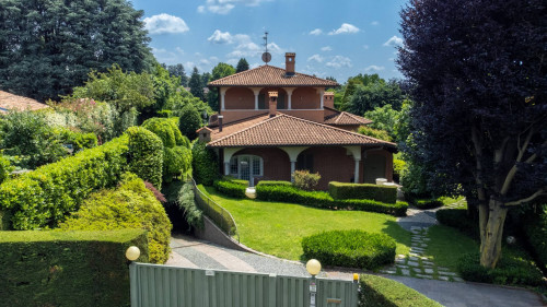 Villa for Sale in Casnate con Bernate