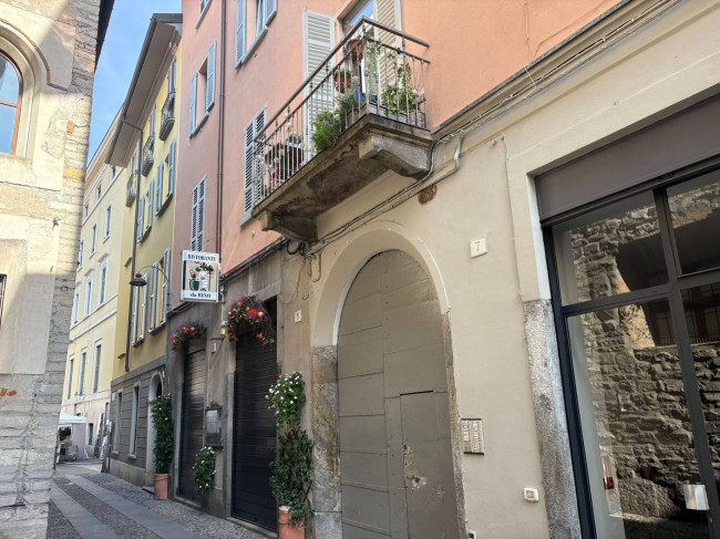 Appartamento in palazzo d'epoca in Locazione a Como