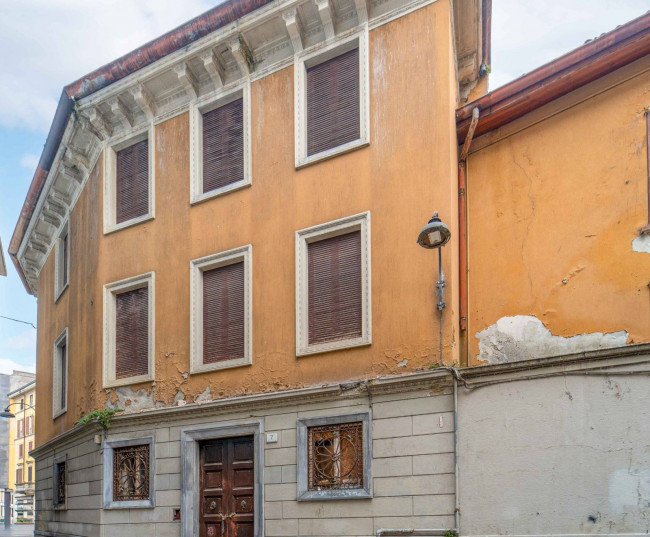 Casa indipendente da ristrutturare in Vendita a Como