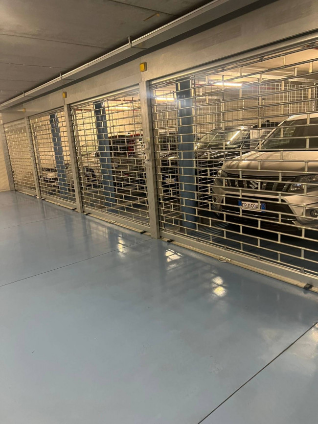 Box o garage in Locazione a Como