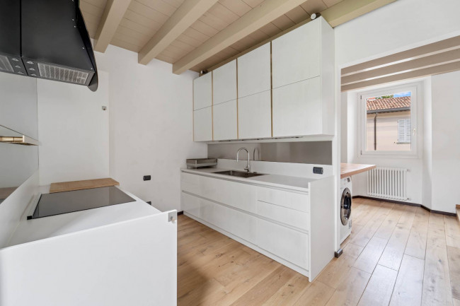 Appartamento in villa d'epoca in Vendita a Como
