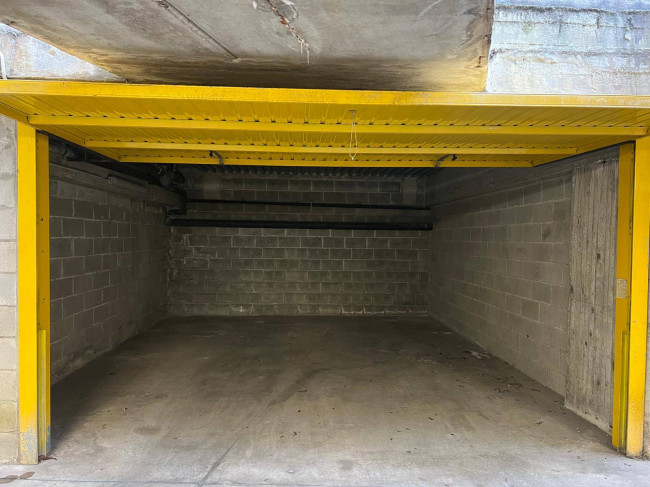 Garage for Lease in Como