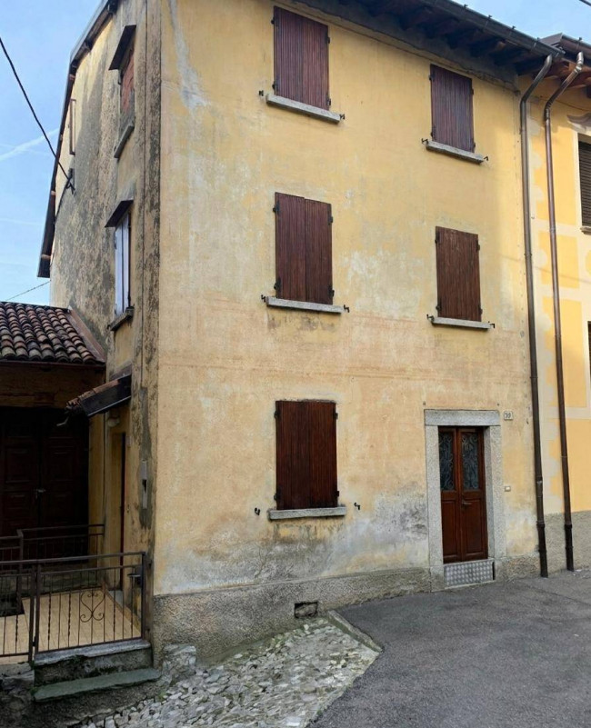Casa indipendente da ristrutturare in Vendita a Centro Valle Intelvi