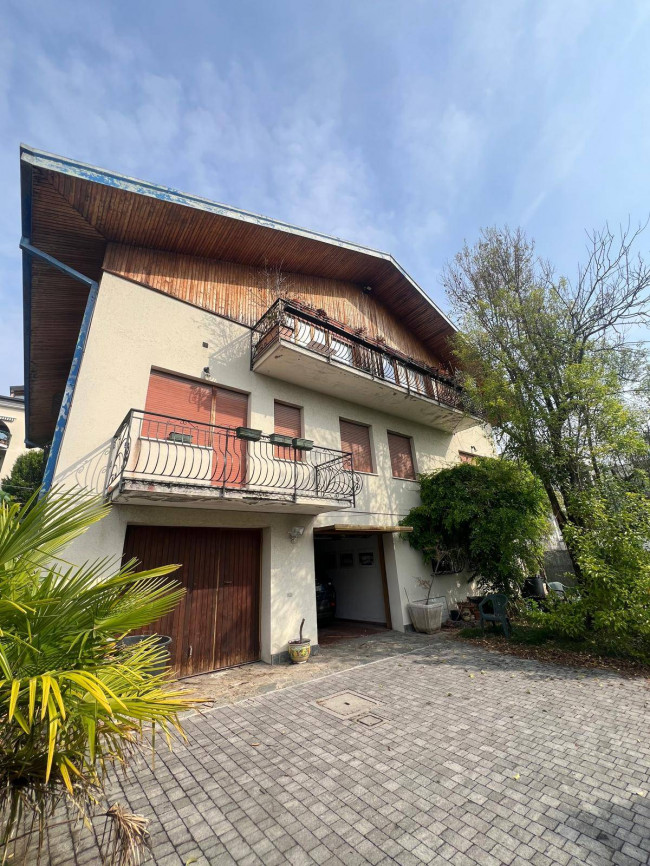 Villa in Vendita a Uggiate con Ronago