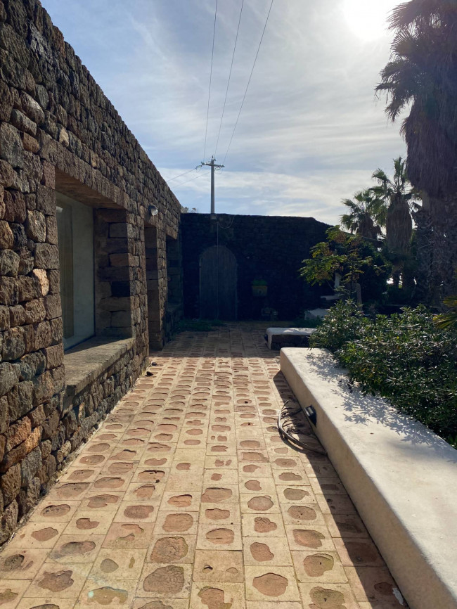 Locale commerciale in vendita a Pantelleria