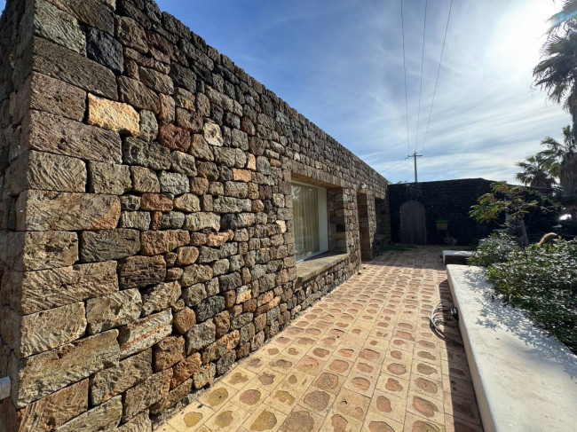 Locale commerciale in vendita a Pantelleria
