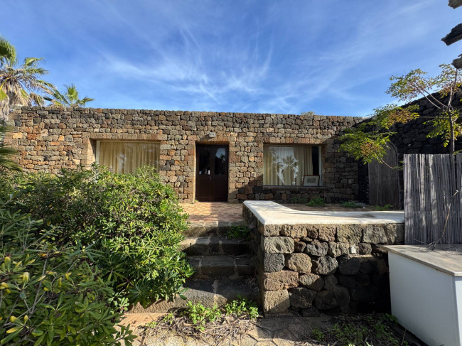 Locale commerciale in vendita a Pantelleria