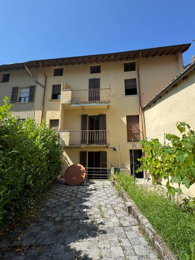 Casa di corte con giardino a Canzo