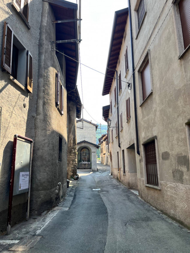 Casa di corte a Canzo