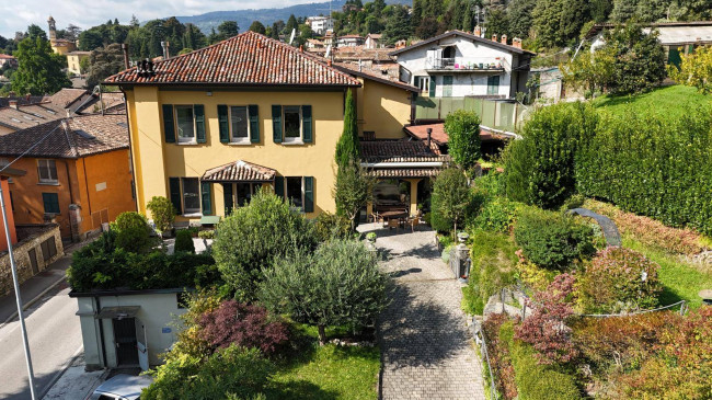 Villa a Longone al Segrino