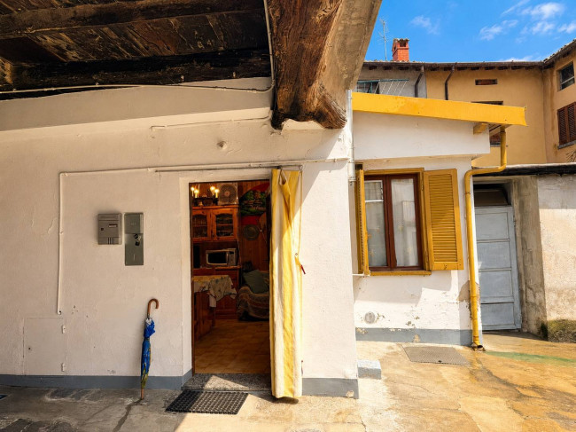 Casa di corte a Canzo