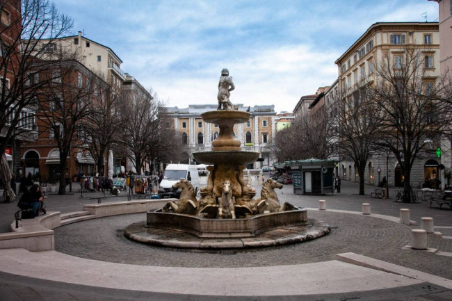 Fondo commerciale in affitto a Ancona (AN)