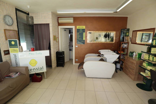 Locale commerciale in vendita a Andora