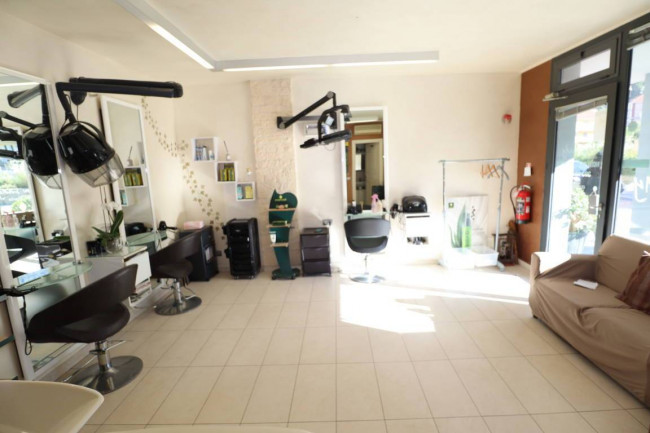 Locale commerciale in vendita a Andora