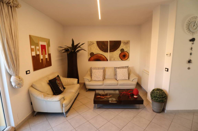 VILLA A SCHIERA in vendita a Andora