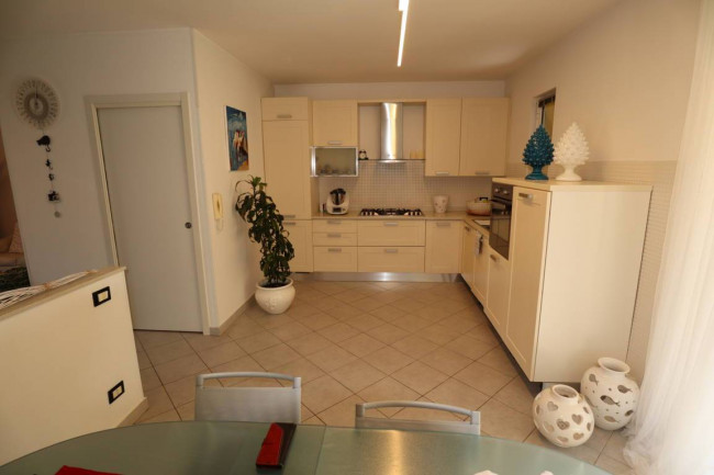 VILLA A SCHIERA in vendita a Andora