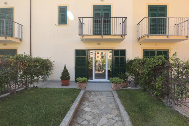 VILLA A SCHIERA in vendita a Andora