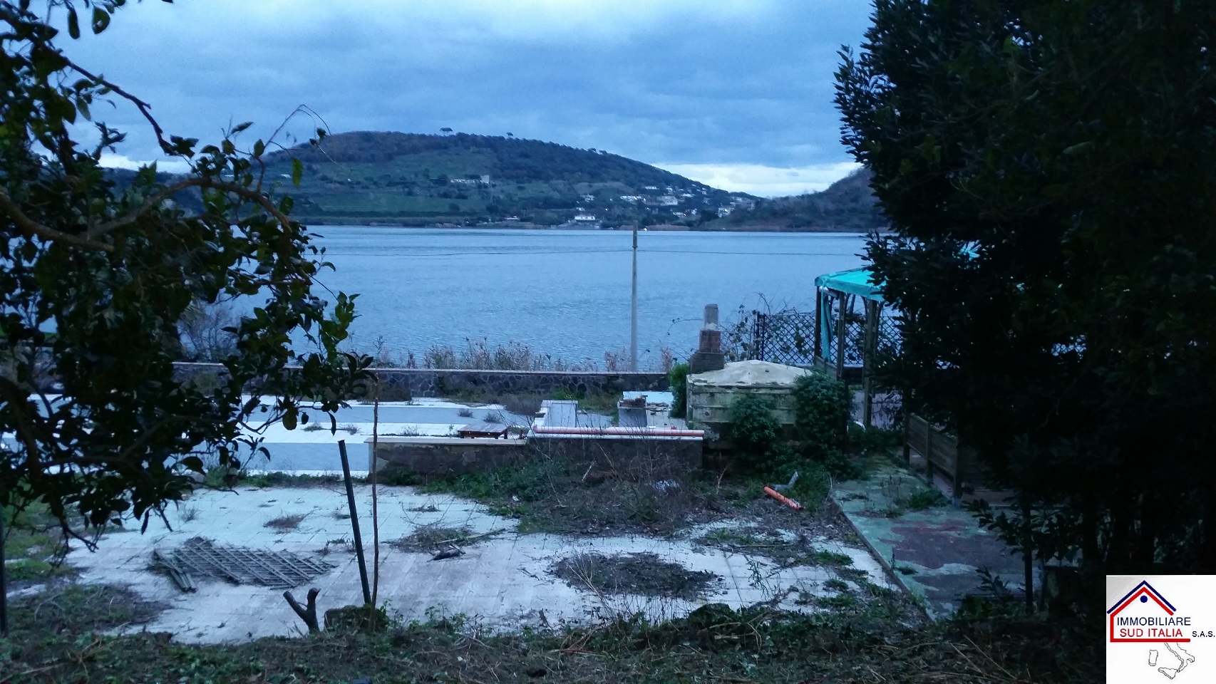 Negozio - Loc.Com. POZZUOLI vendita  Lucrino  Immobiliare Sud Italia
