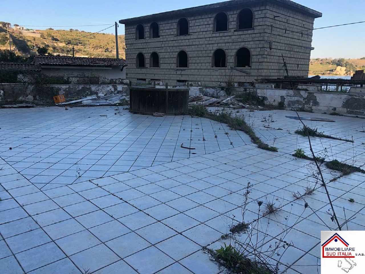 Negozio - Loc.Com. POZZUOLI vendita  Lucrino  Immobiliare Sud Italia
