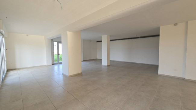 Locale commerciale in affitto a Bari