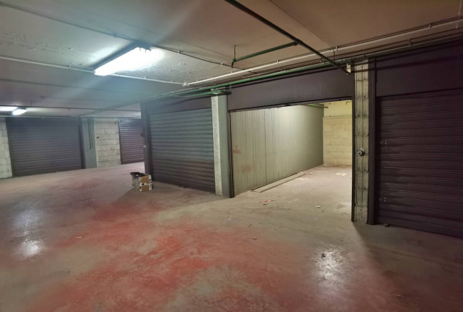 Box o garage in vendita a Bari