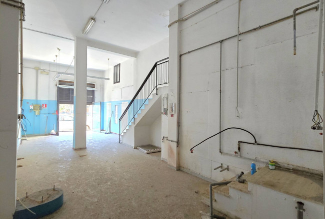 Locale commerciale in affitto a Capurso