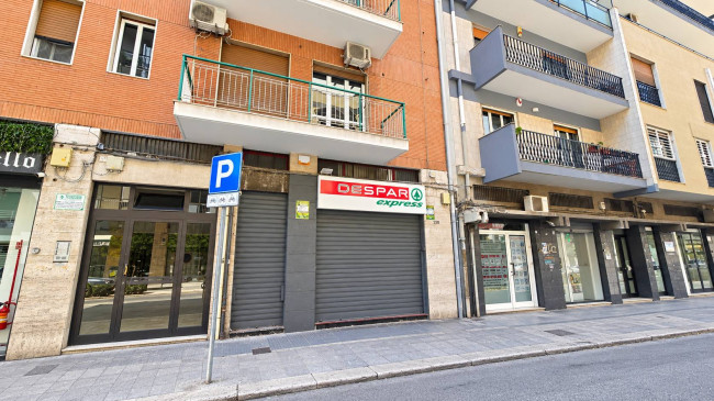 Locale commerciale in affitto a Bari