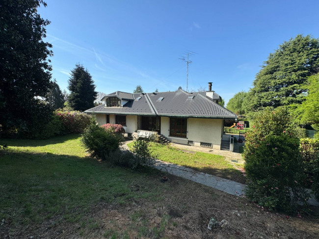 Villa for sale in Carimate