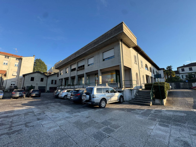 Shop for rent in Figino Serenza