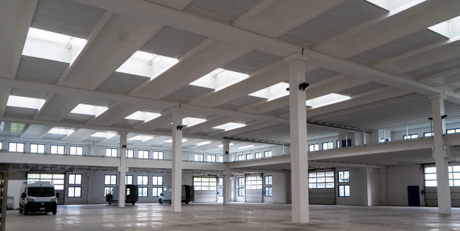 Capannone in vendita a Figino Serenza