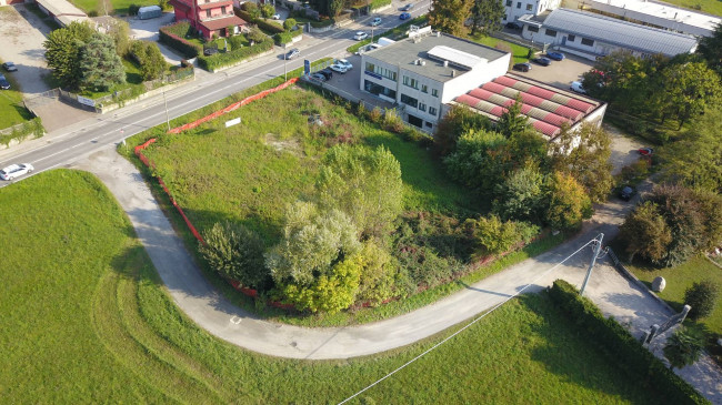 Terreno edificabile commerciale in vendita a Vertemate con Minoprio