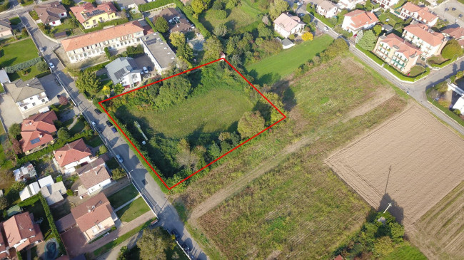 Plot approved for residential construction for sale in Cermenate