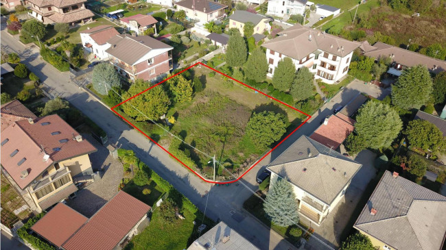 Plot approved for residential construction for sale in Cermenate