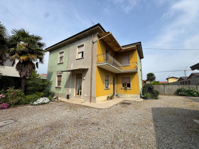 Portion of single family villa for sale in Mariano Comense