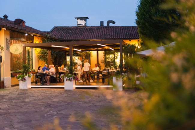 Locale commerciale in affitto a Carimate