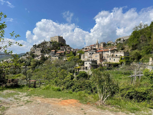 Rustico in Vendita a Castelvecchio di Rocca Barbena