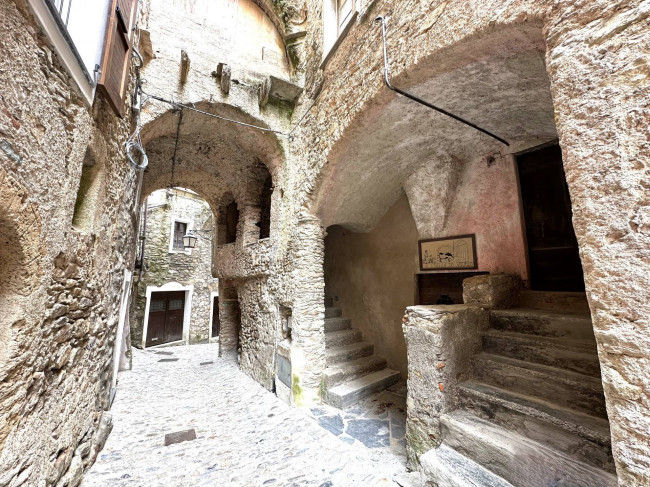 Rustico in Vendita a Castelvecchio di Rocca Barbena