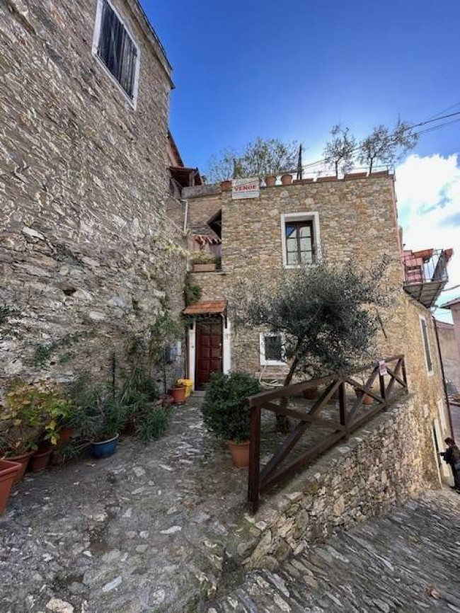 Rustico in vendita a Castelvecchio di Rocca Barbena