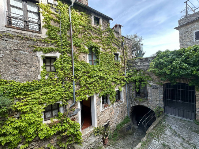 Rustico in vendita a Castelvecchio di Rocca Barbena
