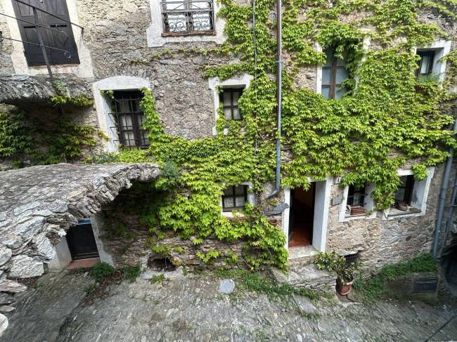 Rustico in vendita a Castelvecchio di Rocca Barbena