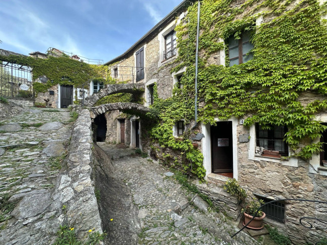 Rustico in vendita a Castelvecchio di Rocca Barbena