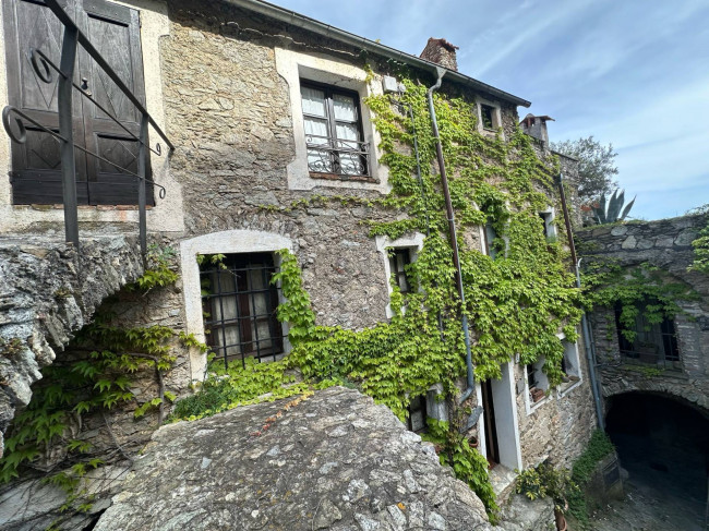 Rustico in vendita a Castelvecchio di Rocca Barbena