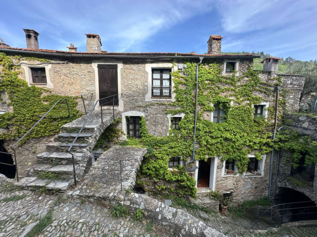 Rustico in vendita a Castelvecchio di Rocca Barbena