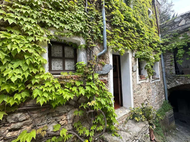 Rustico in vendita a Castelvecchio di Rocca Barbena