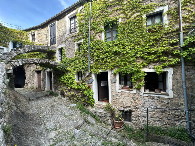 Rustico in vendita a Castelvecchio di Rocca Barbena