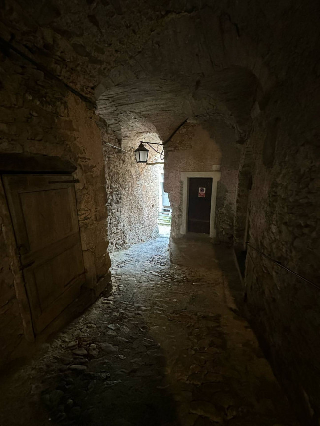 Rustico in vendita a Castelvecchio di Rocca Barbena