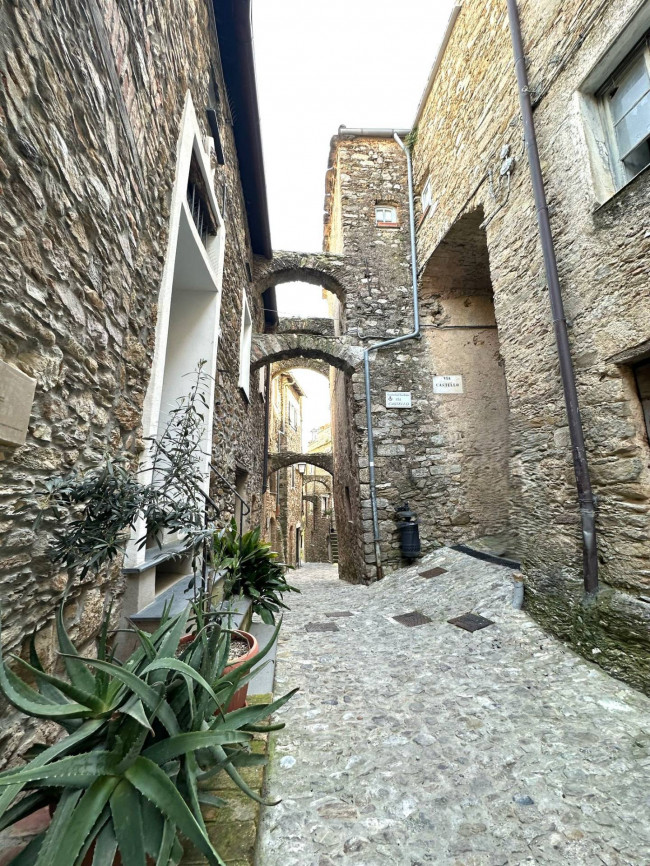 Rustico in vendita a Castelvecchio di Rocca Barbena