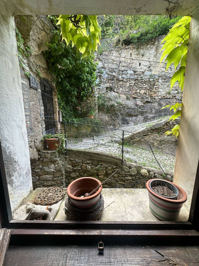 Rustico in vendita a Castelvecchio di Rocca Barbena