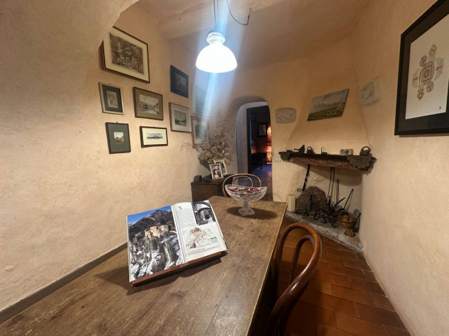 Rustico in vendita a Castelvecchio di Rocca Barbena