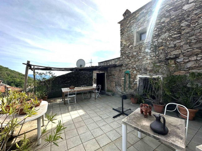 Rustico in Vendita a Castelvecchio di Rocca Barbena